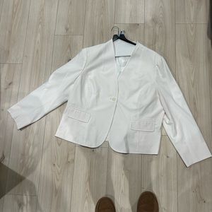 Beautiful Jones New York white blazer plus size!